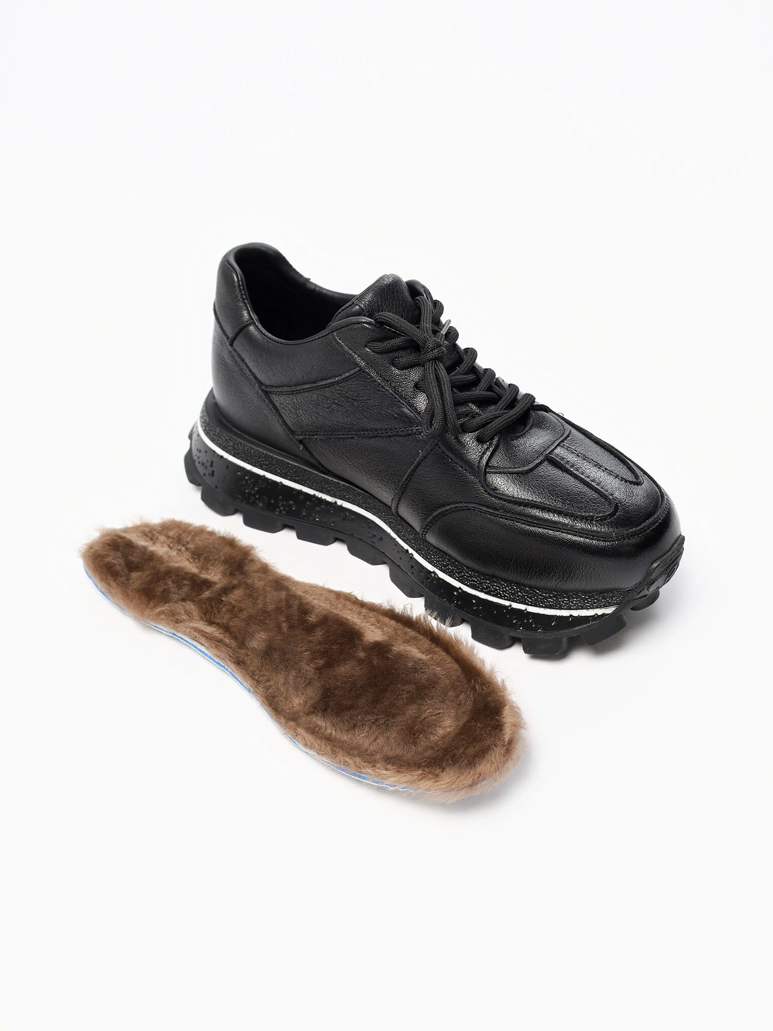 Кроссовки черного цвета на рельефной подошве